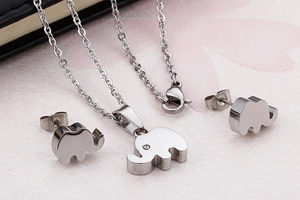 Detailansicht von Set aus silberner Elefantenkette und Ohrsteckern mit Diamantakzenten
