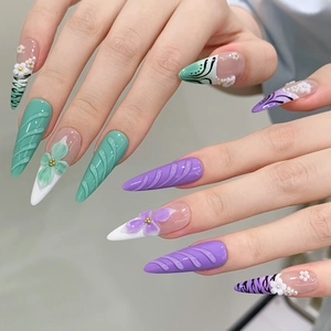 3D-geprägte Blumen-Nagelsets in Violett und Minzgrün, Stiletto-Form für Damen
