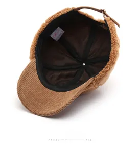 Vue détaillée de la doublure en velours et polaire avec sangle en cuir sur chapeau brun