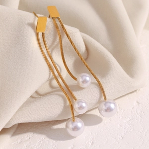 Detail of 18K gold plated stainless steel tassel earrings with elegant white pearls