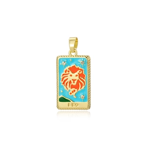 Dettaglio del ciondolo segno zodiacale Leone placcato oro 18k con smalto blu e cristalli