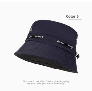 Dettaglio cappello parasole blu navy con cordino SPORT e fibbia regolabile antivento