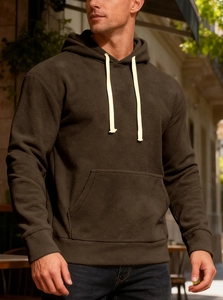 Dettaglio felpa con cappuccio in pile marrone scuro da uomo con coulisse e texture