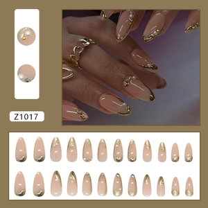 Mandel-Kunstnägel mit Goldvergoldung und kleinen Perlen auf nude-rosa Basis, Z1017 Stil