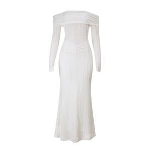 Détail de la robe blanche à épaules dénudées avec texture plissée et manches longues