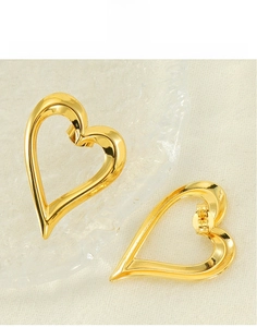 Dettaglio di orecchini a cuore cavo placcati in oro 18K in robusto acciaio al titanio