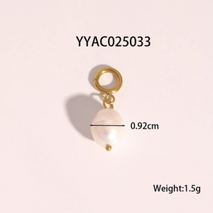 Detail shot of a golden starfish heart pendant with pearl, size 0.92cm and weight 1.5g
