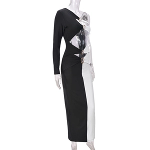 Détail de la découpe à la taille avec anneau métallique sur robe asymétrique bicolore