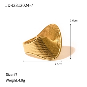 Anello a onda in acciaio inossidabile dorato con texture spazzolata, misura 7