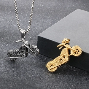 Dettaglio di ciondoli moto punk in oro e argento con catene in acciaio inossidabile