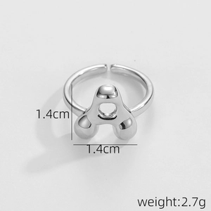 Detailansicht eines verstellbaren Hip-Hop-Rings in Silber mit Maßen 1,4 cm und 2,7 g