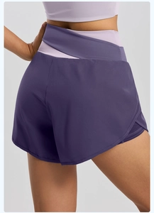 Détail de la taille haute croisée sur le short de sport violet double épaisseur