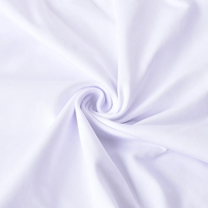 Détail de la texture du tissu blanc avec drapé en spirale lisse et finition soyeuse