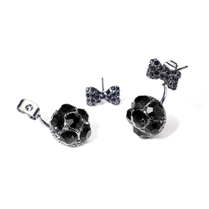 Detalle de pendientes de lazo de cristal negro con esferas facetadas de estilo coreano