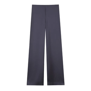 Pantalon large en satin gris foncé à taille haute avec texture soyeuse et fluide