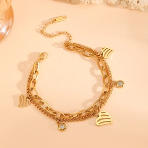 Bracciale a doppio strato in acciaio inossidabile dorato con ciondoli a cuore in zircone