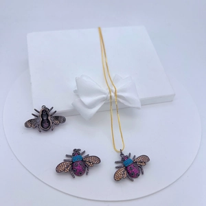 Set di gioielli ape in ottone placcato oro con zirconi colorati incastonati
