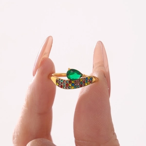 Anello placcato oro con gemma verde a goccia e pavé di pietre colorate arcobaleno