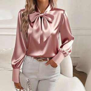 Elegante camicetta in raso rosa a maniche lunghe con scollo a fiocco per le donne