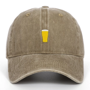 Détail de la broderie chope de bière sur casquette en coton lavé marron vintage