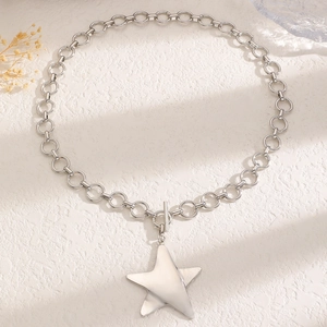 Dettaglio della collana con ciondolo a stella d'argento e chiusura a levetta OT