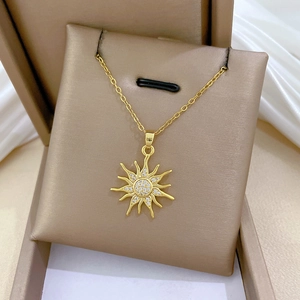 Detail der goldenen Sonnenblumenkette mit Kristallen in einer edlen Champagner-Schmuckschatulle