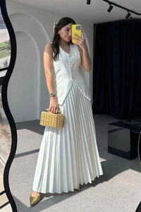 Schickes weißes zweiteiliges Set mit V-Ausschnitt Weste und plissiertem Maxirock Outfit