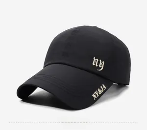 Seitenansicht der schwarzen schnelltrocknenden Baseballkappe mit NY-Stickerei und Schirm