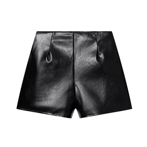 Vue à plat détaillée du short taille haute en similicuir noir mat avec texture plissée