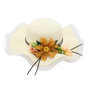 Chapeau de soleil en paille tissée pour femme avec bord ondulé et décor de tournesol