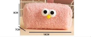 Federmäppchen aus rosa Teddyplüsch mit Augen-Design und Maßen von 18x8x7 cm
