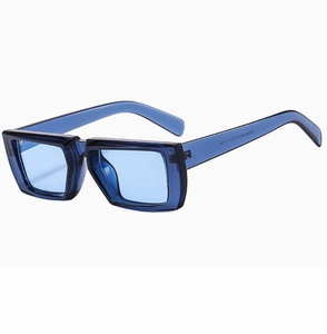 Detailansicht der blauen Retro-Sonnenbrille mit dickem quadratischem Rahmen und Scharnier