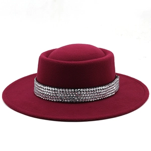 Dettaglio cappello di lana bordeaux con elegante decorazione a quattro file di strass