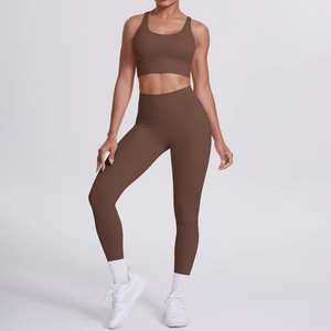 Détail de l'ensemble legging de yoga taille haute et soutien-gorge de sport marron