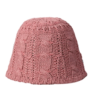 Bob en maille rose avec motif torsadé ajouré présenté sur un fond blanc épuré