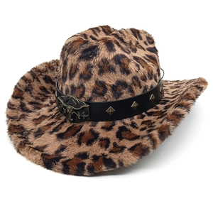 Détail du chapeau de cowboy en peluche léopard avec bande cuir et boucle tête de taureau