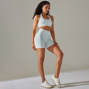 Dettaglio del set yoga senza cuciture celeste con pantaloncini a vita alta e reggiseno