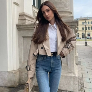 Trench corto kaki con cintura e camicia bianca da donna in stile street Y2K fashion