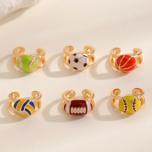 Σετ 6 χρυσά ear cuffs με πολύχρωμες σμάλτινες μπάλες αθλημάτων όπως ποδόσφαιρο και μπάσκετ