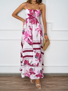 Détail de robe d'été à imprimé floral montrant des fleurs roses et l'ourlet rayé