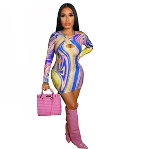 Mini abito sexy con spalle scoperte, stampa marmorizzata colorata e taglio aderente
