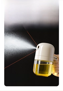 Glass oil spray bottle detail showing fine mist nozzle and 3D wide-angle spraying performance.