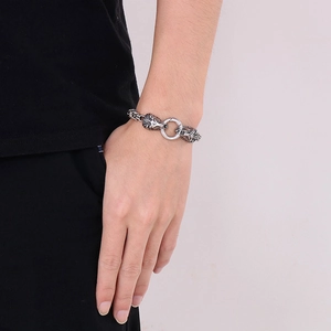 Détail d'un bracelet tête de lion en acier inoxydable argenté avec fermoir à anneau en O