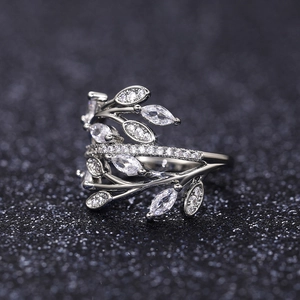 Primer plano del anillo de vid plateado con circonitas de corte marquesa en las hojas