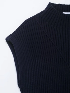 Détails de près du gilet en maille bleu foncé avec col montant et texture nervurée