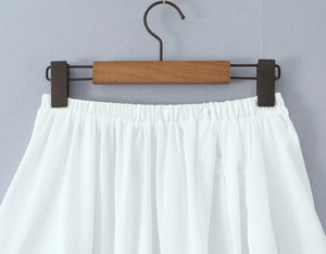 Detail van witte rok met hoge taille en elastische tailleband met ruches textuur