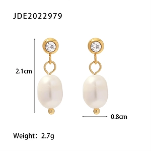Detalle de pendientes de perlas en oro de 18k con strass, medidas 2,1cm por 0,8cm