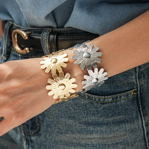 Bracelet jonc ouvert en métal avec motif marguerite en finitions dorée et argentée