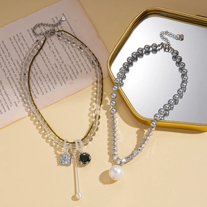 Luxurious layered sweater chain with zircon pendant and elegant glass beaded necklace
