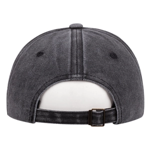 Dettaglio del retro di un cappellino da baseball grigio scuro lavato con fibbia in metallo